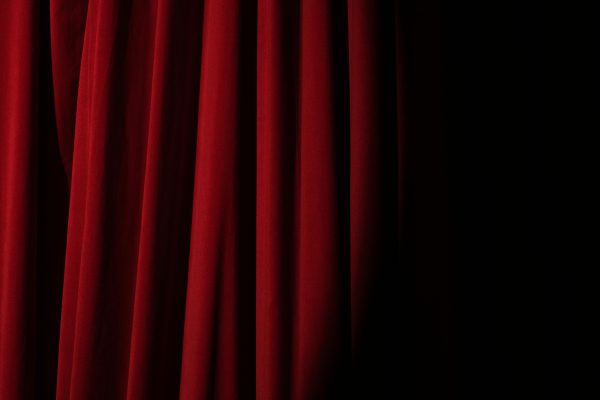 Dlaczego warto chodzić do teatru? 10 powodów, które naprawdę przekonują